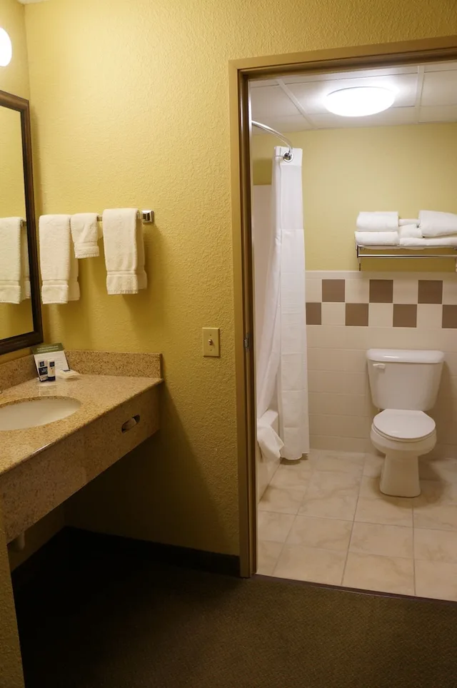 غرفة تنفيذية بسريرين كوين، AmericInn by Wyndham Newton 3/4