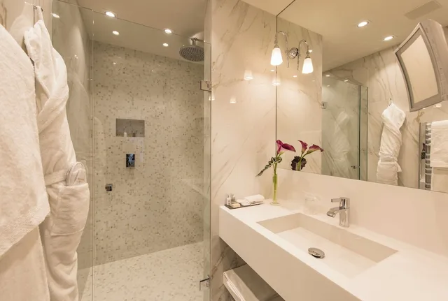 Ladies First، Hotel Bristol Geneva 4/4