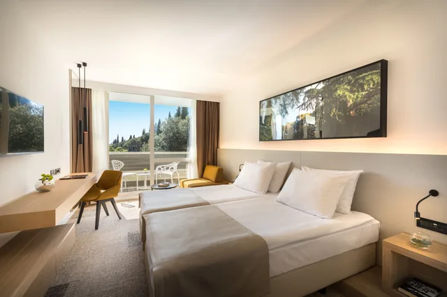غرفة سوبيريور ثلاثية بفراش فوتون وسرير مزدوج وسرير فردي، Eden Hotel by Maistra Collection 1/4