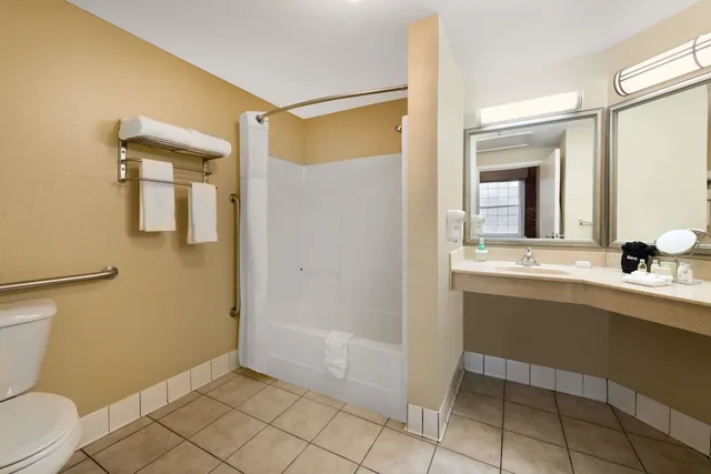 غرفة بسرير كينج بإطلالة على النهر، Hawthorn Suites By Wyndham Rome 6/7