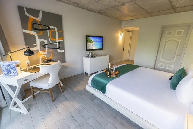 Superior, Queen Bed, Balcony, Riviera Suites South Beach 3/6