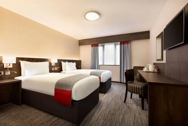غرفة بسريرين منفصلين، Ramada by Wyndham Bristol West 1/1