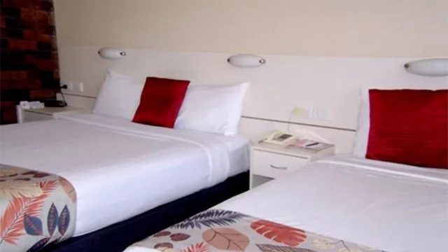 غرفة قياسية بسرير كوين وسرير فردي، Best Western Parkside Motor Inn 3/10