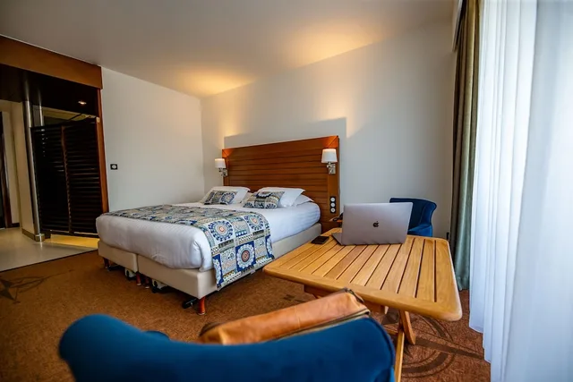 Standard, Queen Bed, Courtyard Area، HOTEL LE GRAND PAVOIS 2/8