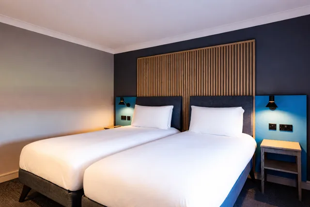 غرفة قياسية بسريرين منفصلين، Village Hotel Reading 2/8