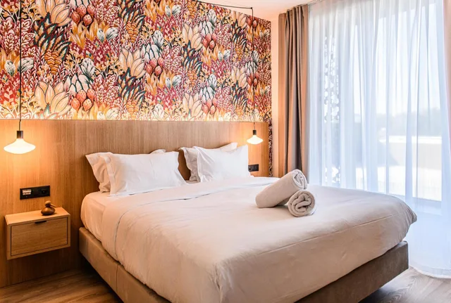 جناح جونيور، Afterwork Hotel 7/10