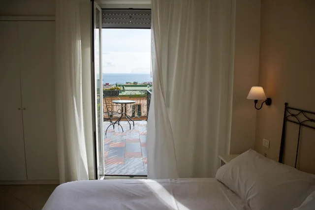 غرفة بسرير مزدوج بإطلالة على البحر، Villa Margherita 3/9