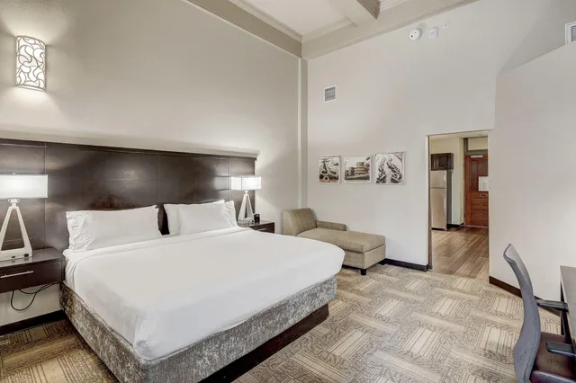 جناح بغرفتي نوم بمطبخ في الطابق الأرضي، Staybridge Suites BALTIMORE INNER HARBOR 2/5