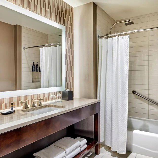 غرفة ديلوكس بسريرين كوين بإطلالة على المدينة، Westin Phoenix Downtown 4/4