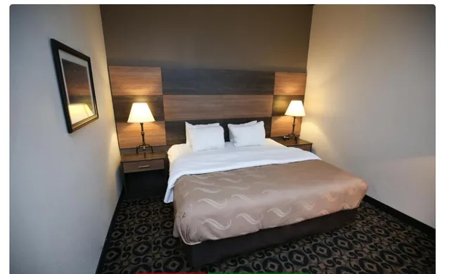 غرفة بسرير كينج، Quality Inn and Suites Downtown University Area 1/1