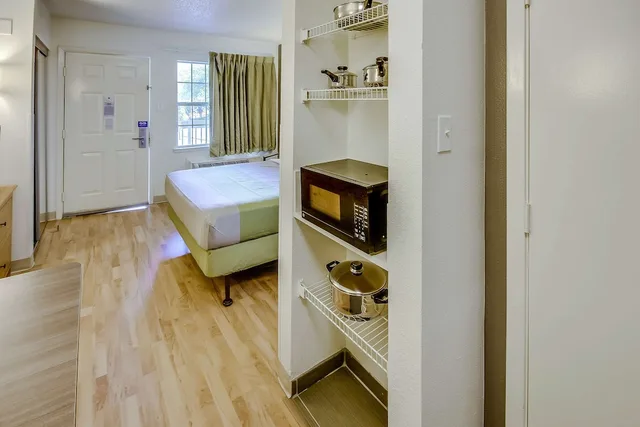 1 Queen Bed - ADA/Tub, Non-smoking، Studio6 Houston, TX - Hobby South 2/6