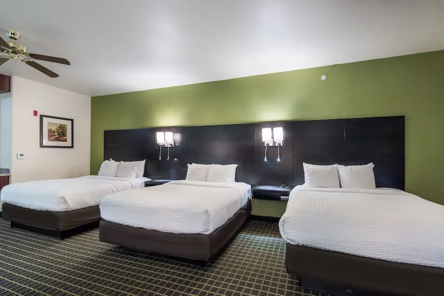 غرفة بسريرين كوين مع أريكة لذوي الإعاقة، Clarion Inn & Suites Weatherford South 2/5