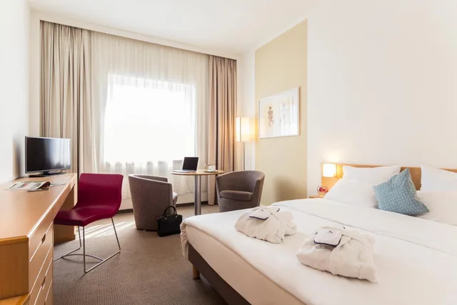 غرفة سوبيريور بسرير كينج وسرير كوين، Novotel Dusseldorf City West 1/9