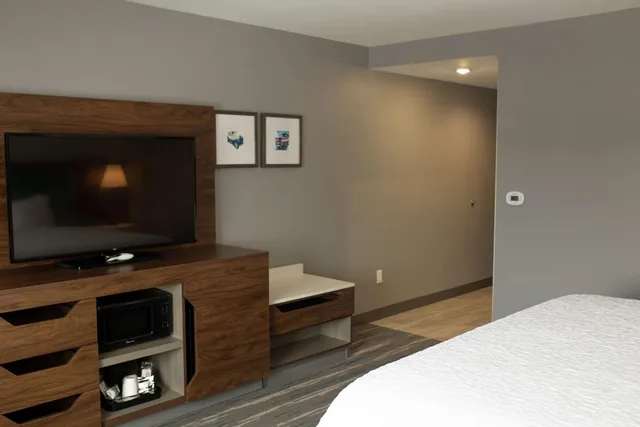 Room, 2 Queen Beds, Bathtub, Accessible, Hampton Inn and Suites Dundee 1/4