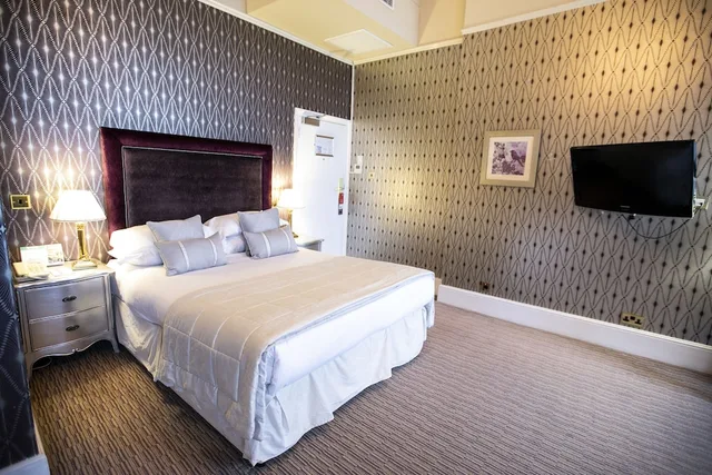 Regency, Queen Bed, Sea View, Balcony، Dover Marina Hotel & Spa, Tapestry Collection by Hilton 2/5