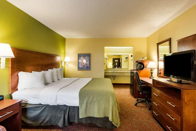غرفة بسرير كينج للمدخنين، Quality Inn Blytheville, Ar 1/4