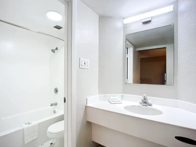 غرفة بسرير كينج مع أريكة، Motel 6 Jacksonville Fl Airport Area South 8/10