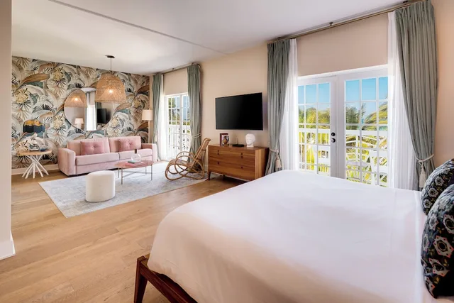 Suite, King Bed, Ocean Front, Sofa, Balcony، The Savoy Hotel & Beach Club 3/4