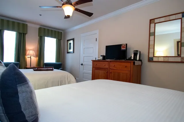 غرفة بسريرين مزدوجين، Historic Boone Tavern Hotel and Restaurant 2/4