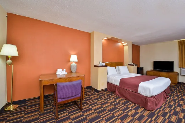 غرفة بسرير كينج بجاكوزي، Red Carpet Inn Newark Airport 3/4