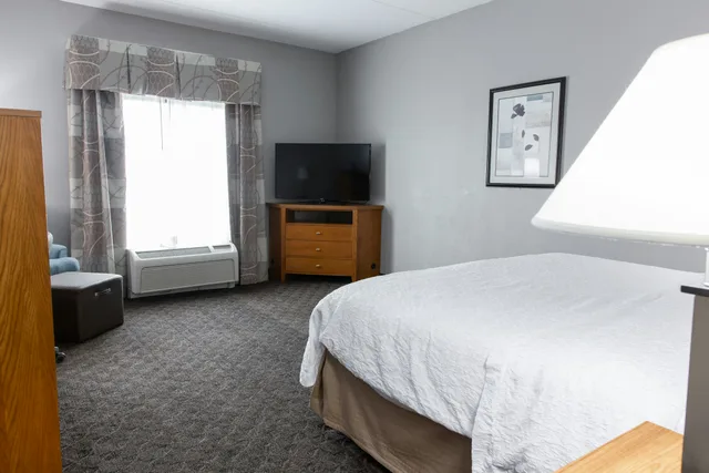 غرفة بسرير كينج، Hampton Inn & Suites Chesapeake-Square Mall 1/4