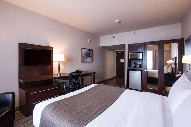 Room, Queen Bed, Quality Inn and Suites Val d Or, QC 2/9