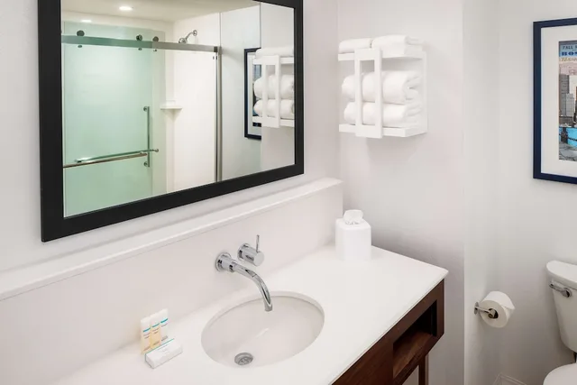 غرفة قياسية بسرير كينج مع أريكة لذوي الإعاقة، Hampton Inn Boston Seaport District 3/3
