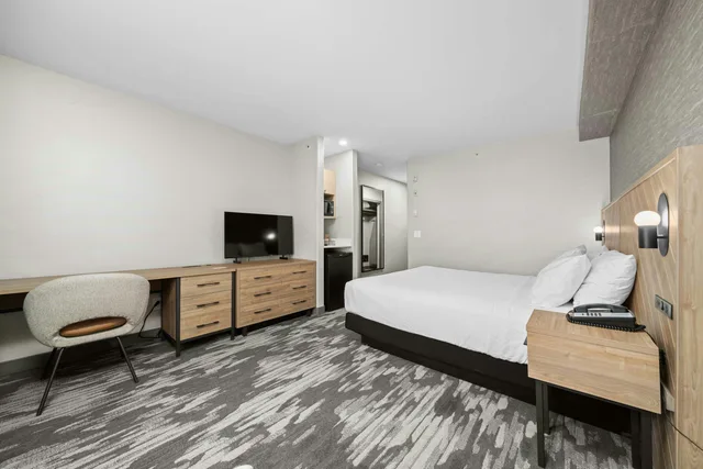 غرفة بسرير كينج لذوي الإعاقة، Sandman Hotel Calgary Airport 3/5