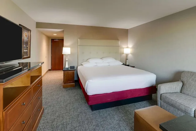 غرفة بسرير كينج بشرفة مع أريكة، Drury Inn And Suites Phoenix Airport 2/8