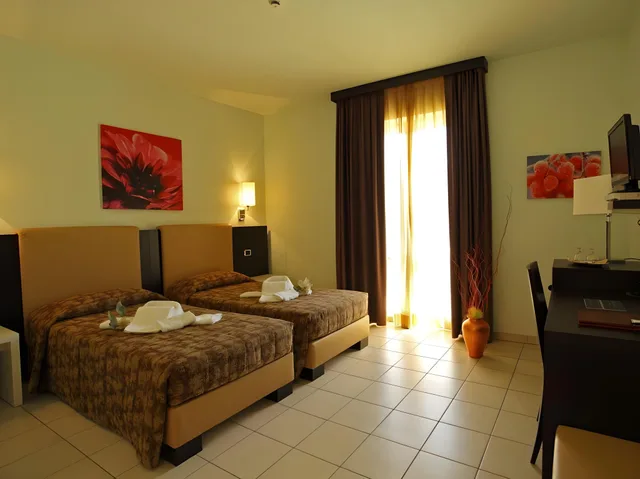 جناح جونيور، Euro Hotel 1/1