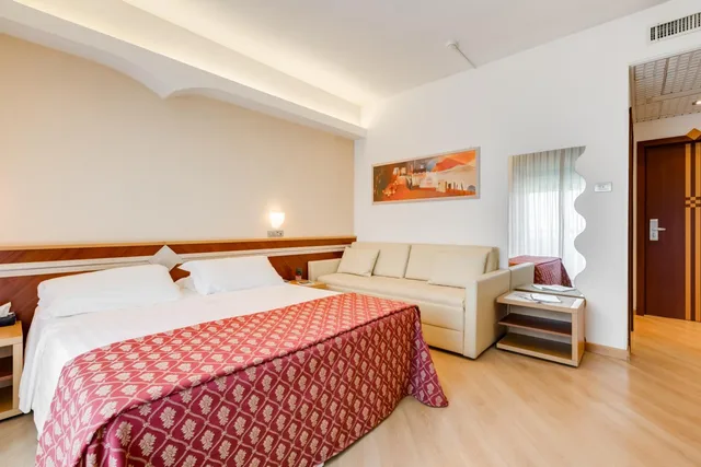 غرفة ديلوكس بسرير كوين وسرير فردي بشرفة، Hotel Europa 5/8