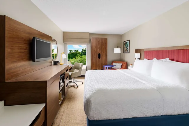 Room, King Bed, Hampton Inn Ft Lauderdale-Cypress Creek 2/5