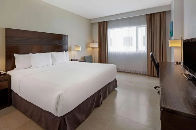 غرفة ديلوكس بسرير كينج، Wyndham Garden Cancun Downtown 3/4