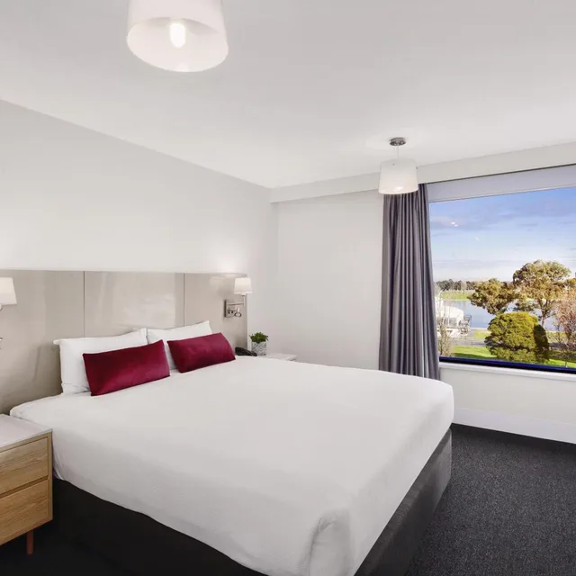 غرفة قياسية بسرير كينج بإطلالة على البحيرة، Mercure Melbourne Albert Park 1/7