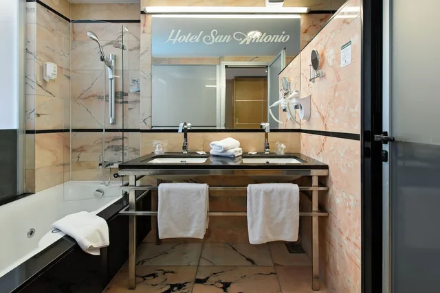غرفة ديلوكس بسرير مزدوج أو سريرين منفصلين بإطلالة على البحر بشرفة، Hotel San Antonio 8/9