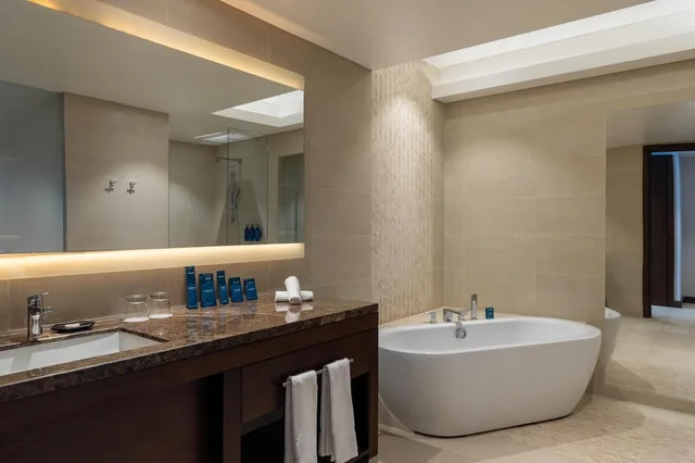 غرفة تنفيذية بإطلالة على البحر بشرفة، Radisson Blu Hotel, Conakry 6/8