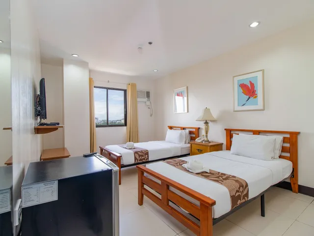 غرفة قياسية بسريرين منفصلين، Main Hotel And Suites 1/4