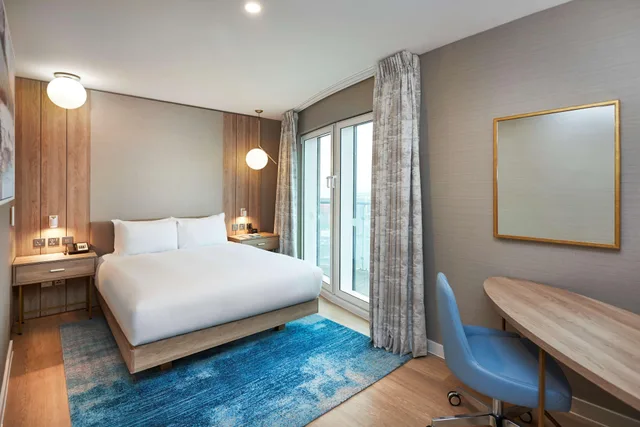 غرفة ديلوكس بسرير كوين، Doubletree By Hilton London Excel 3/7