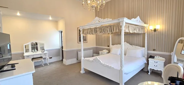 Manor, Four Poster، Manor of Groves 8/10