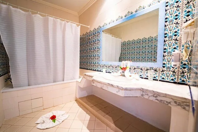 غرفة قياسية رباعية بأربعة أسرّة بإطلالة على البحر، Riadh Palms Resort & Spa 3/8