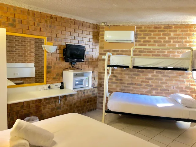 غرفة عائلية بسرير كوين وسريرين منفصلين، Marco Polo Motor Inn 2/23