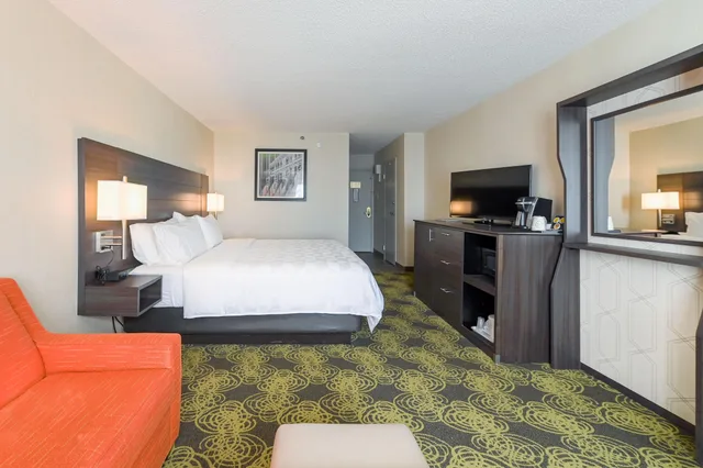غرفة قياسية بسرير كينج لذوي الإعاقة، Holiday Inn Charlottesville-Univ Area 6/8