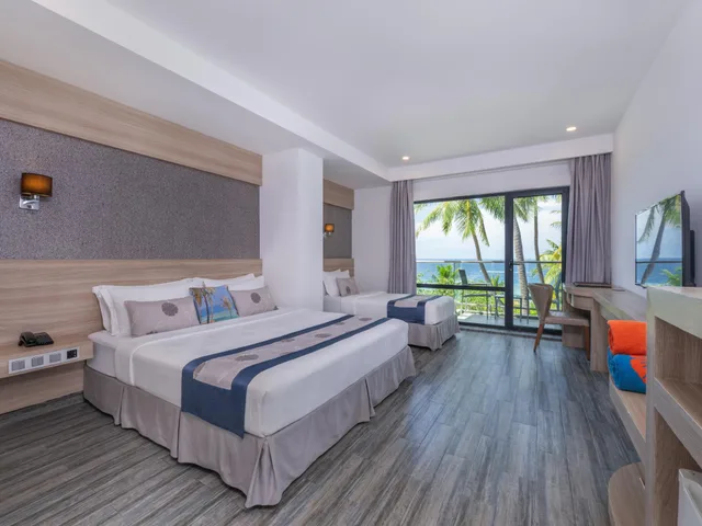 غرفة ديلوكس عائلية بسرير كينج وسرير فردي بإطلالة على البحر بشرفة، Kaani Grand Seaview 1/2
