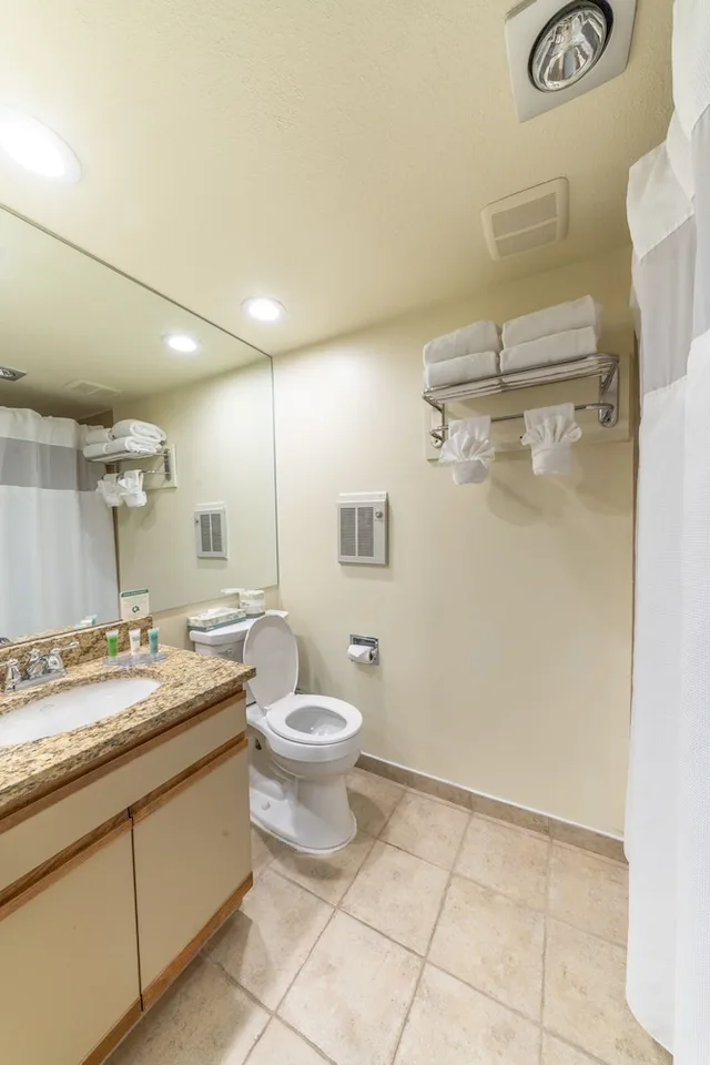 غرفة قياسية بسرير كينج في طابق مرتفع، Pokolodi Lodge 9/9