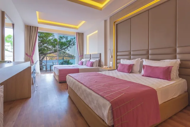 غرفة غراند رباعية بسرير مزدوج وسرير فردي بإطلالة على البحر بغرفة نوم واحدة، Orka Lotus Beach 1/3