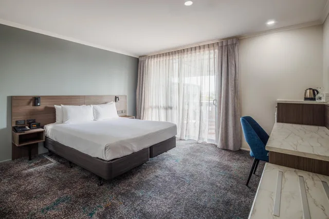 غرفة بسرير مزدوج بشرفة، Heartland Hotel Auckland Airport 7/10