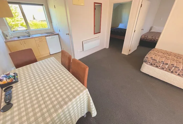2 Bedrooms, Spa, Suite, 1 Double and 3 Single Beds, Kitchen، Amalfi Motor Lodge 4/5