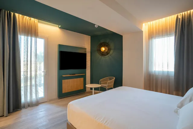 غرفة ديلوكس بسرير كينج بإطلالة على البحر، Terradamari Resort & Spa Marina di Modica, Tapestry Collection by Hilton 2/8