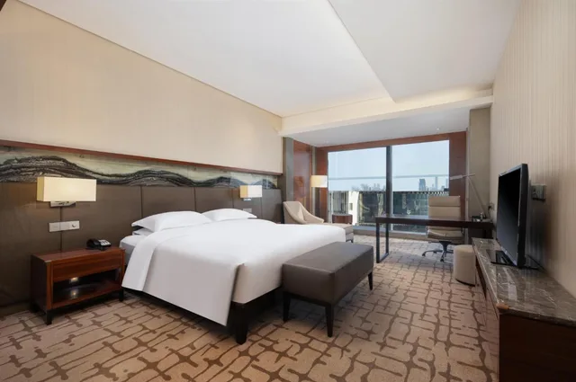 جناح بسرير كينج بغرفتي نوم مع دخول صالة النادي، Intercontinental Jinan City Center Formerly Crowne Plaza Jinan City Center 1/6