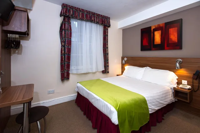 غرفة بسرير مزدوج، The Dover Hotel 2/9